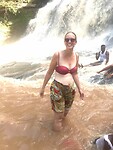 Afkoelen onder de waterval.