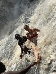 Met Emelia kletsen in de waterval.