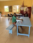 Adinan bouwt met de Lego.