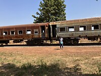 Zuleiha bij een oude trein bij de Red Clay.