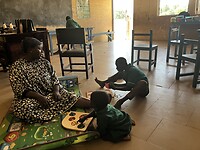 Abukari en Mustakim met madam Rahma.