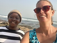 Met Zuleiha relaxen aan het strand in Accra na het aanvragen van een resident permit.