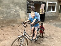 Vigo bij Ba op de fiets en Sani.
