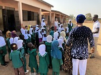 Buiten spelen met KG 1 en 2.