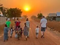 Lopen naar de compound.