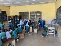 Ilva in de klas bij KG 1 en 2.