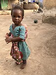 Rahma met haar pop.