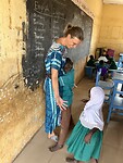 Abukari troosten en praten met Suabida.
