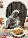 Aisha geniet van het eten.