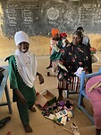 De kinderen ontvangen een Sameritan purse van een andere ngo.