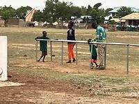 Amin en Islam oefenen met lopen met madam Emelia en mister Naporo.