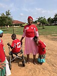 Madam Georgina met Suabida en Amin.