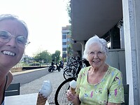 Met oma een ijsje eten.