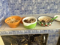 Buren komen eten brengen voor het Suikerfeest.