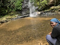 En uitrusten bij de waterval.