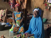 Rukaya met haar tante.