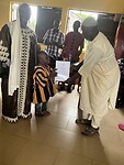 Farouk krijgt zijn certificaat.