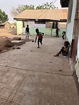 Buurkinderen spelen met zelfgemaakte autootjes