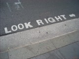 tijdens het oversteken eerst rechts kijken / when crossing first look to the right