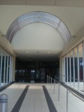 een ingang van een megagroot winkelcentrum / an entrance of a huge mall