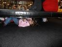 dametje onder de bank