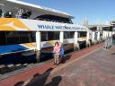 oma met olivia voor de walvisboot