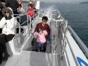 papa met olivia op de walvisboot