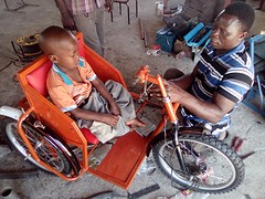 Emmanuel probeert zijn handbike uit