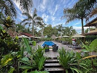Uitzicht op zwembad van hotel Island Plantation