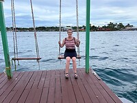 Angelique op de schommel bij een restaurant in Bocas Town