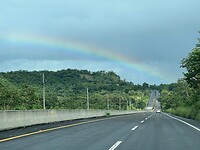 Regenboog boven de weg