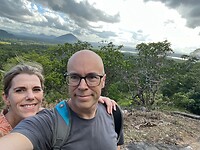 JJ en Lieke vanaf rots grotten tempel