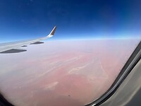 Blik uit het vliegtuig op weg naar Abu Dhabi