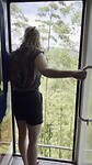 Ook wij kijken vanuit de openstaande deur