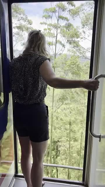 Ook wij kijken vanuit de openstaande deur