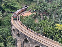 De Nine Arched Bridge met trein