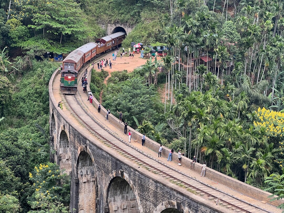 De Nine Arched Bridge met trein