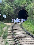 Schoolmeisjes voor de tunnel