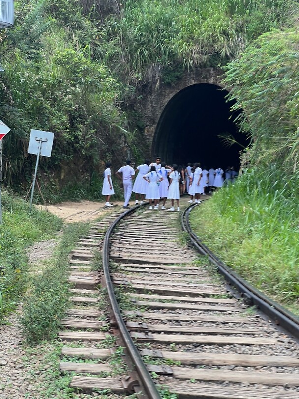 Schoolmeisjes voor de tunnel