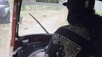 Met de tuktuk van de berg bij Nine Arched Bridge naar Ella