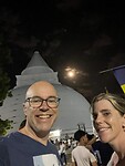 JJ en Lieke bij tempel en volle maan