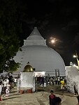 Tempel bij volle maan (poya)