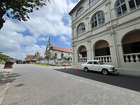 Koloniale gebouwen en oude auto