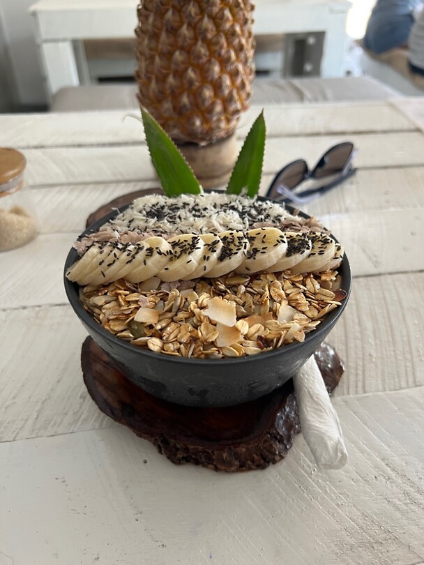 Even geen roti maar een bowl met yoghurt en fruit