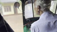 Onze gids roept naar de bewoners voor informatie