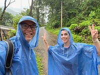 Daar gaan we dan met ons regenjasjes