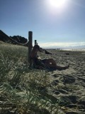 boekje lezen op strand van Nelson