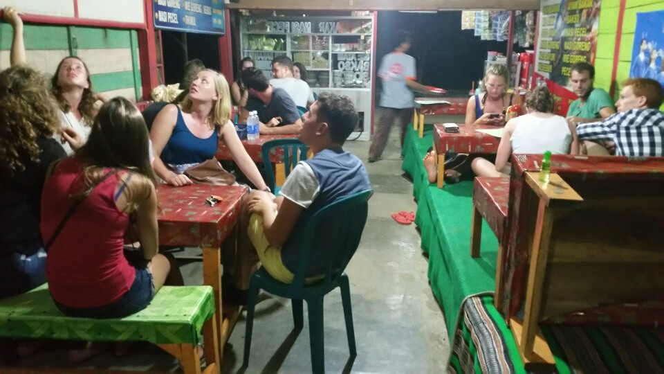 Met z´n allen in de typisch Indonesische Warungs ´nasi goreng´ eten