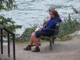 Op een bankje bij de Bow river