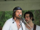 De leadsinger van de band met op achtergrond de bassist